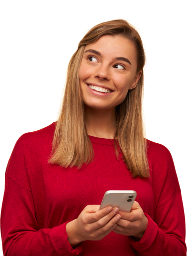Cliente souriante avec téléphone dans la main